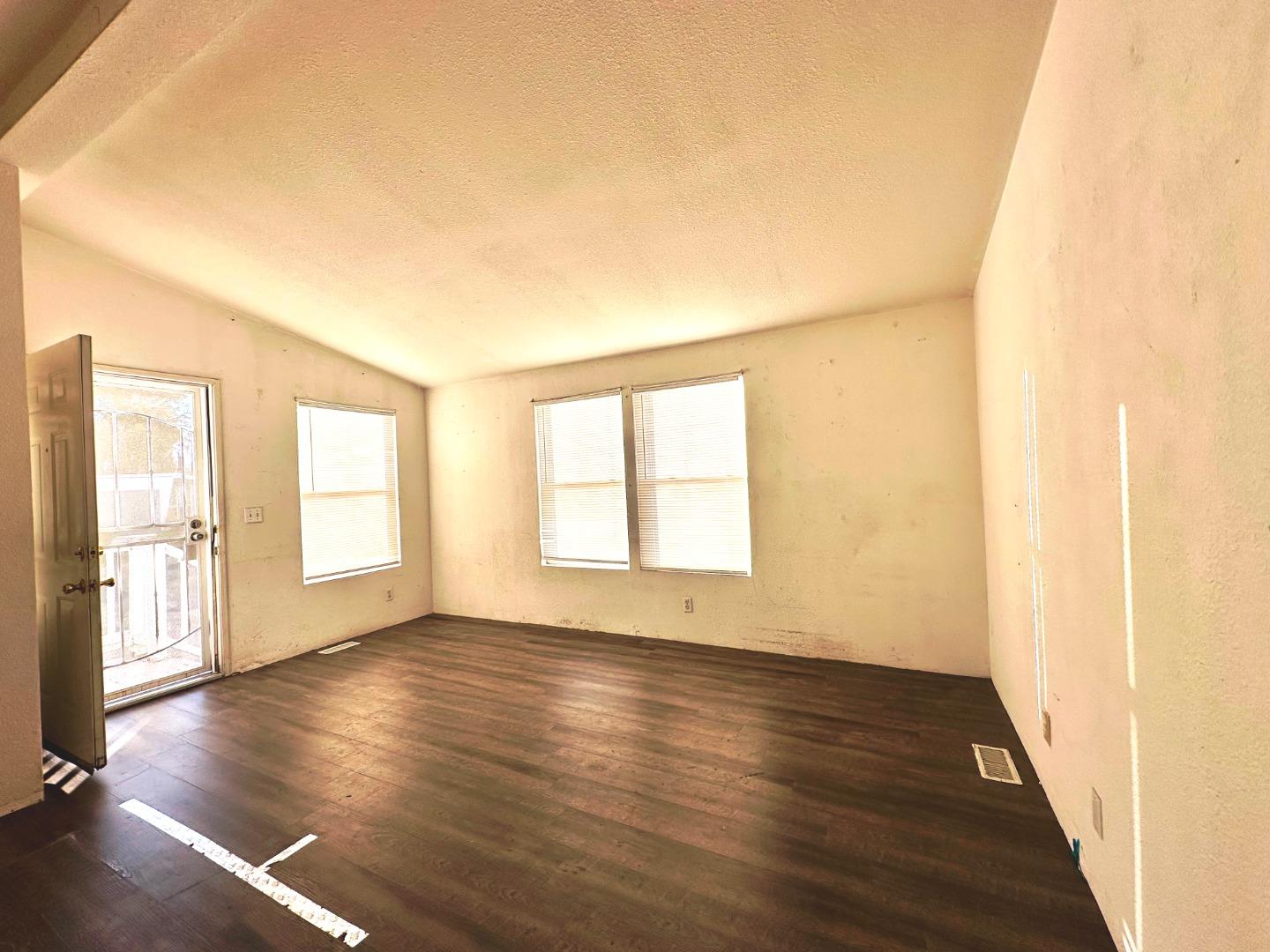 Detail Gallery Image 2 of 16 For 411 Lewis Rd #235,  San Jose,  CA 95111 - 3 Beds | 2 Baths