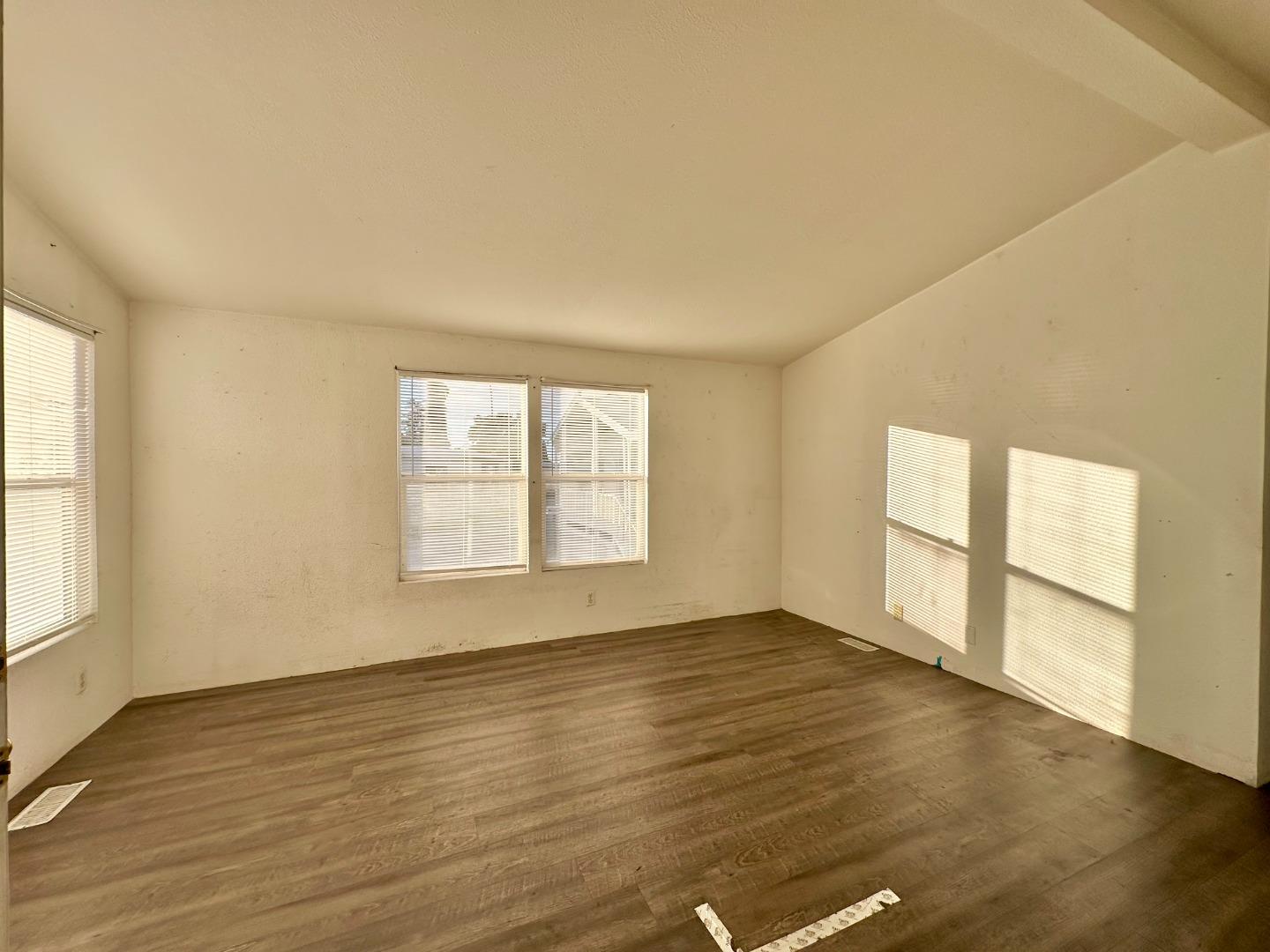 Detail Gallery Image 3 of 16 For 411 Lewis Rd #235,  San Jose,  CA 95111 - 3 Beds | 2 Baths