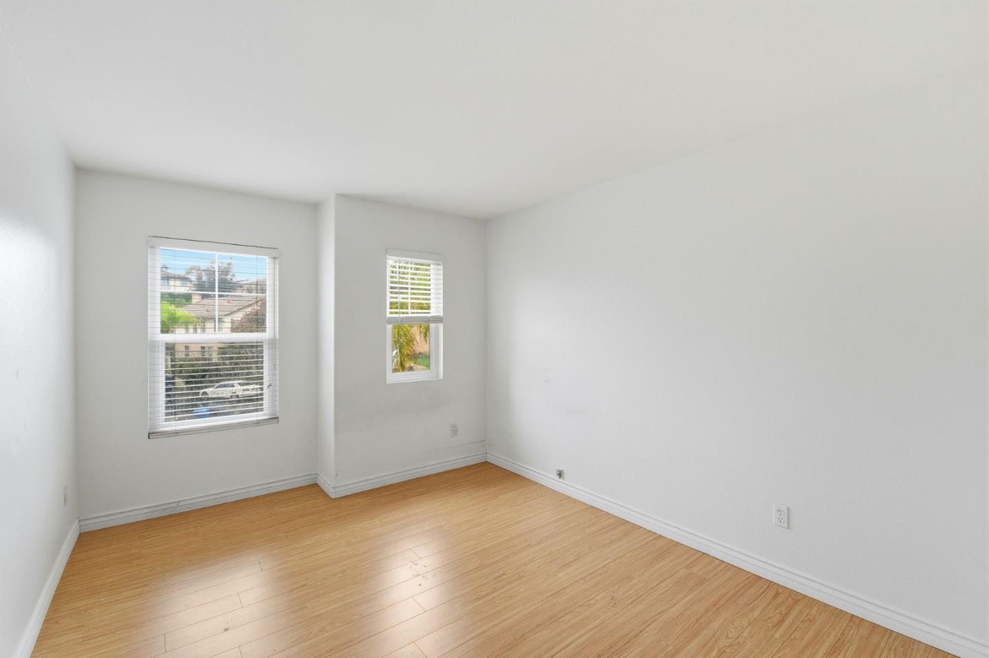 Detail Gallery Image 12 of 23 For 125 Macademia Ln, Simi Valley,  CA 93065 - 4 Beds | 3 Baths