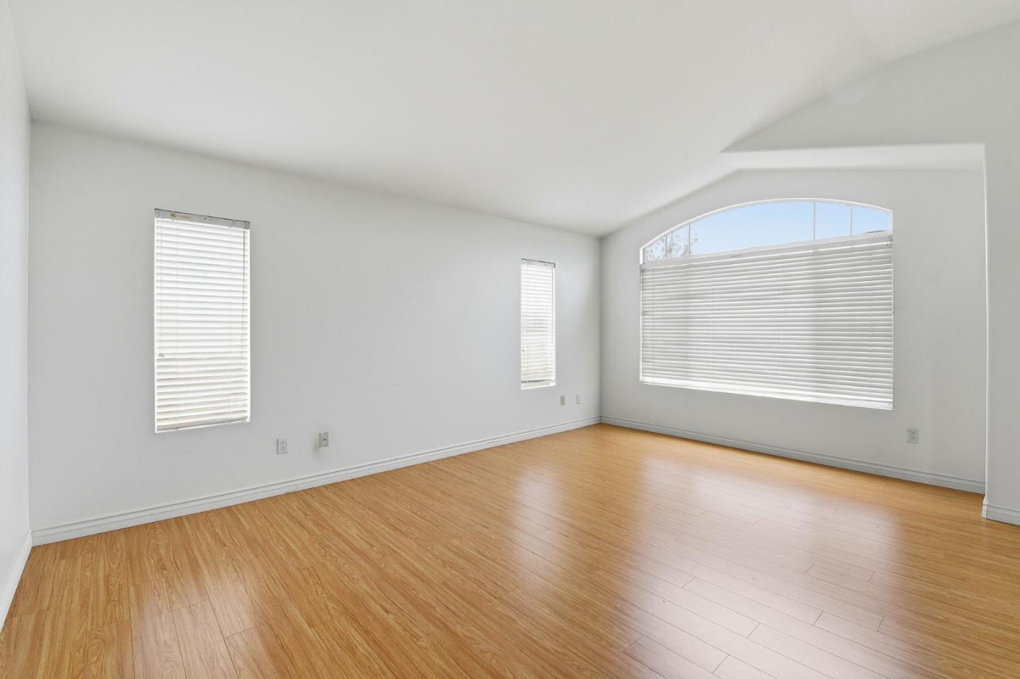 Detail Gallery Image 14 of 23 For 125 Macademia Ln, Simi Valley,  CA 93065 - 4 Beds | 3 Baths