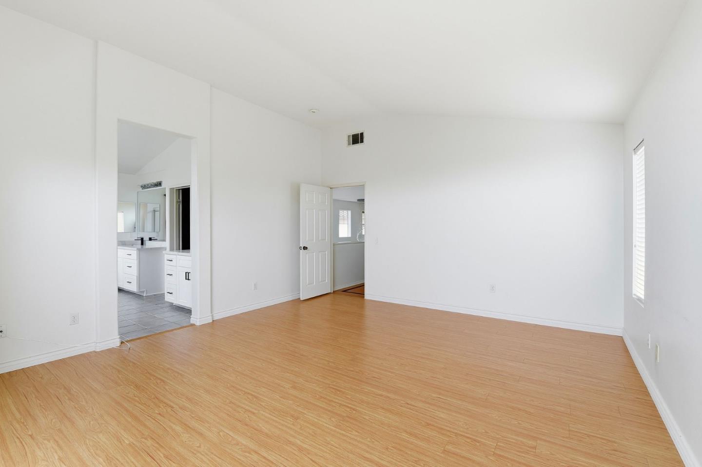 Detail Gallery Image 15 of 23 For 125 Macademia Ln, Simi Valley,  CA 93065 - 4 Beds | 3 Baths