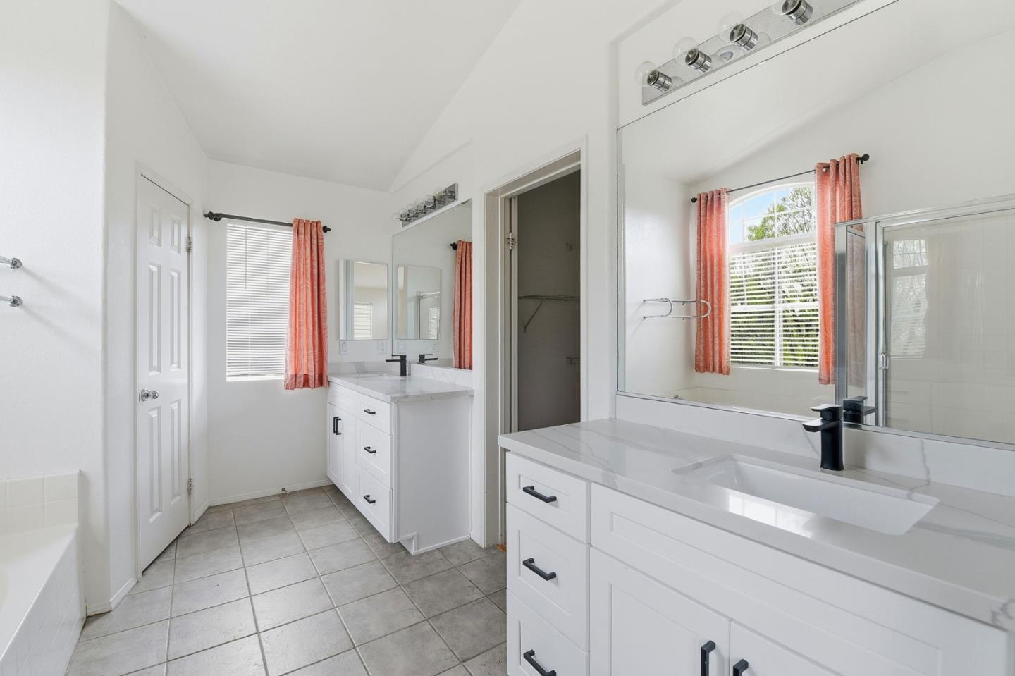 Detail Gallery Image 17 of 23 For 125 Macademia Ln, Simi Valley,  CA 93065 - 4 Beds | 3 Baths