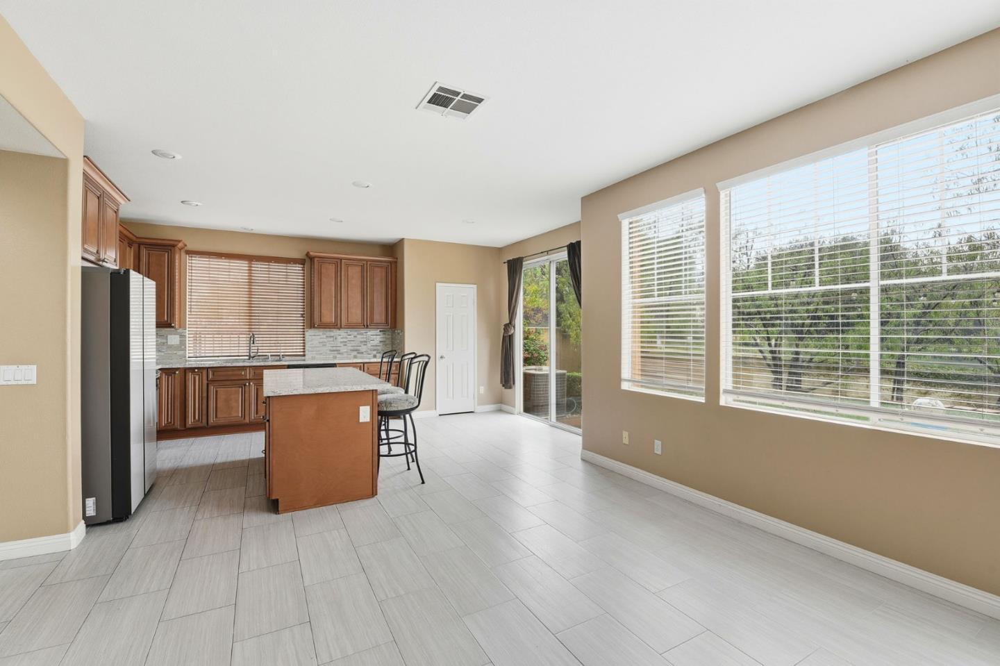 Detail Gallery Image 6 of 23 For 125 Macademia Ln, Simi Valley,  CA 93065 - 4 Beds | 3 Baths