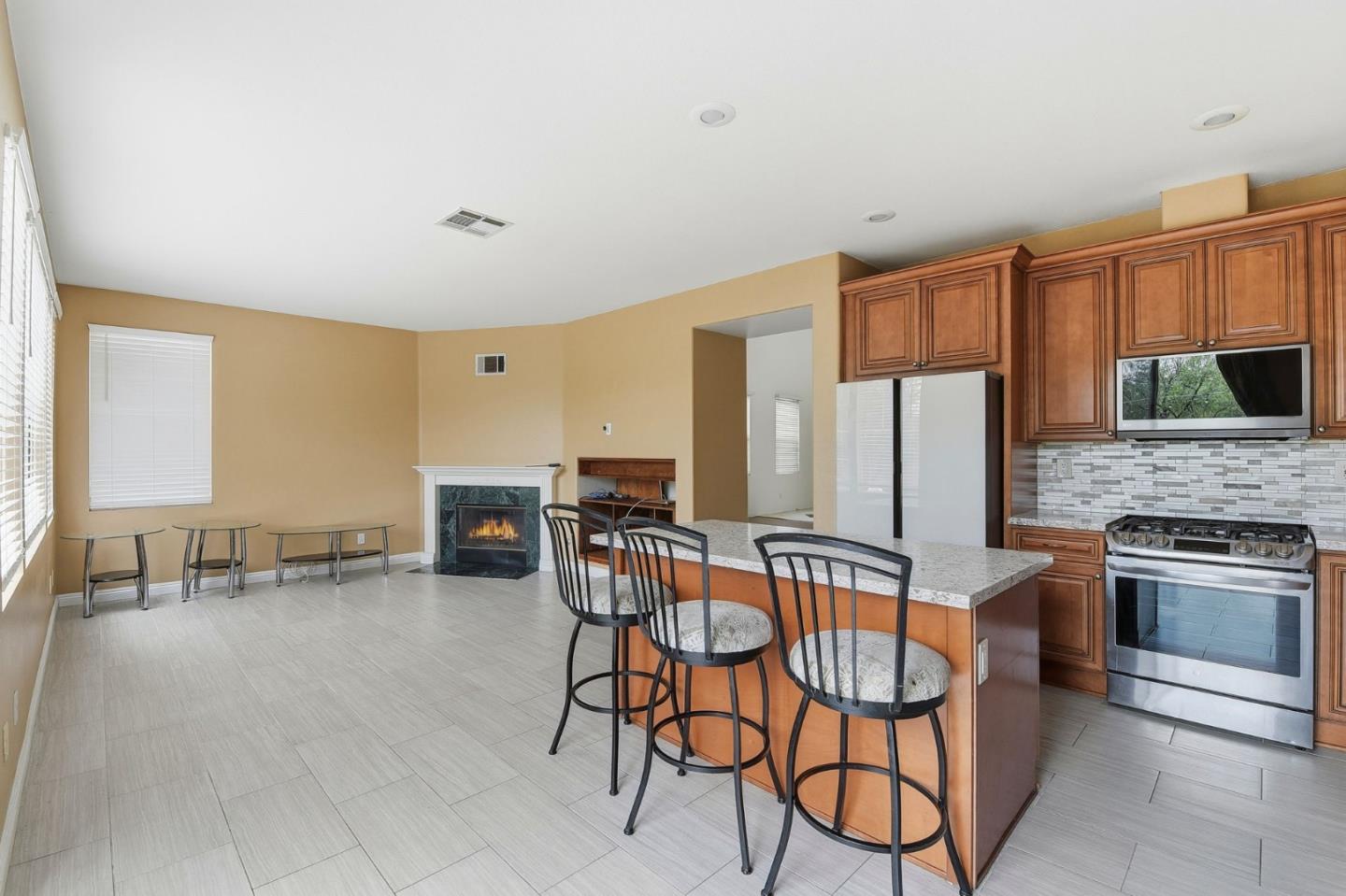 Detail Gallery Image 7 of 23 For 125 Macademia Ln, Simi Valley,  CA 93065 - 4 Beds | 3 Baths