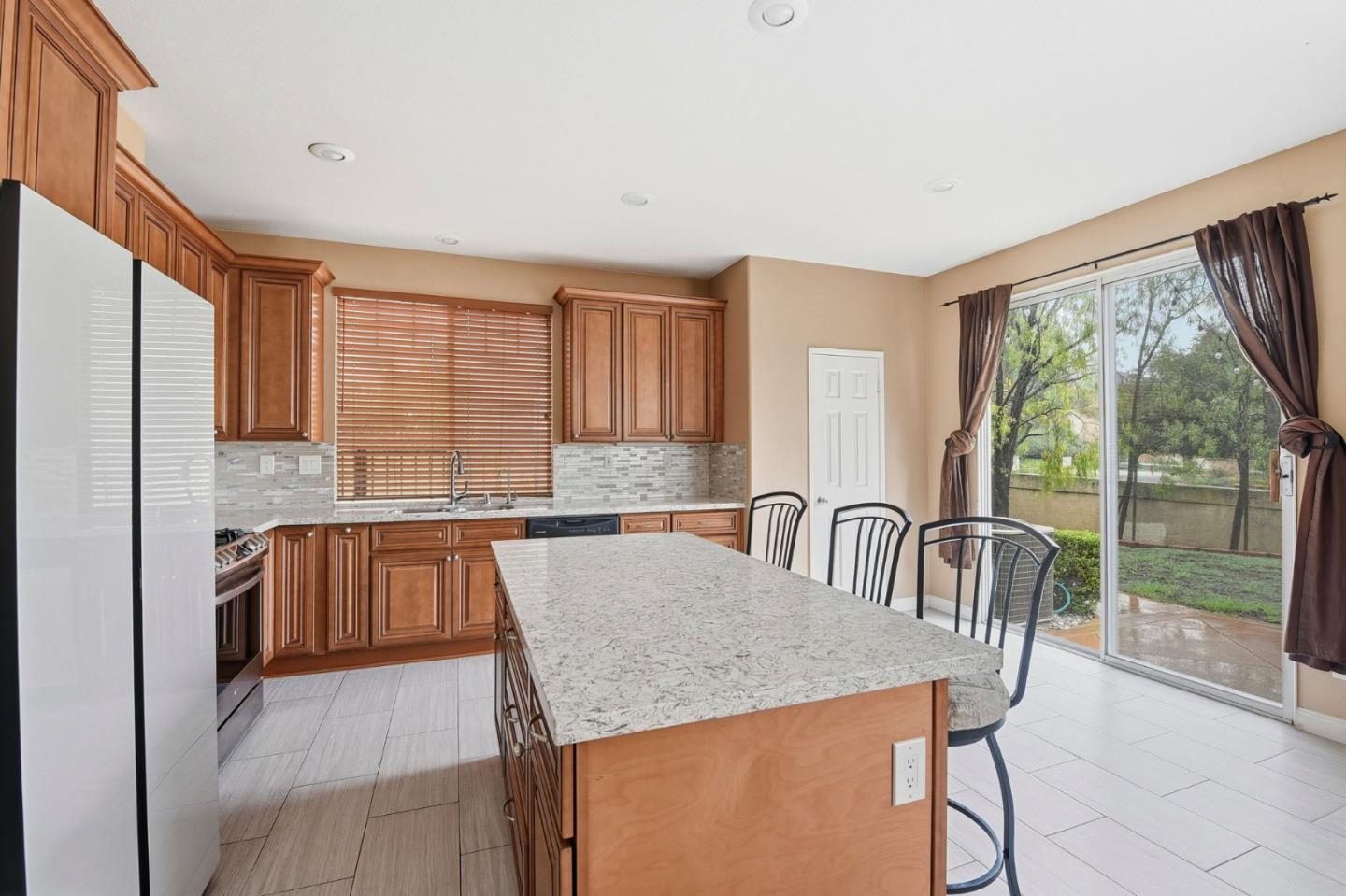 Detail Gallery Image 8 of 23 For 125 Macademia Ln, Simi Valley,  CA 93065 - 4 Beds | 3 Baths