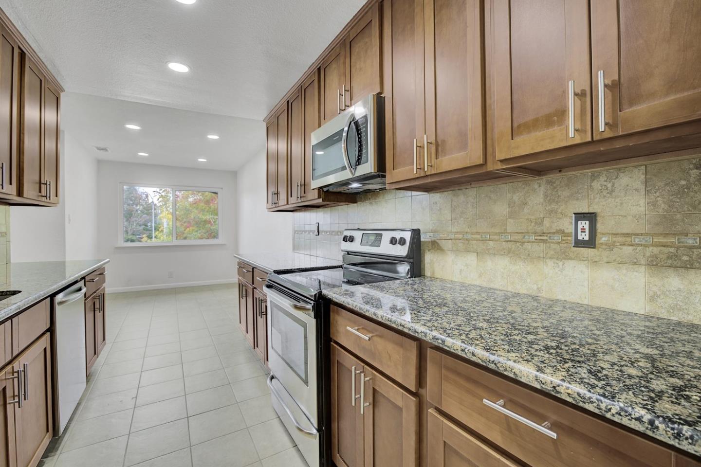 Detail Gallery Image 11 of 37 For 3592 Payne Ave #6,  San Jose,  CA 95117 - 3 Beds | 2 Baths