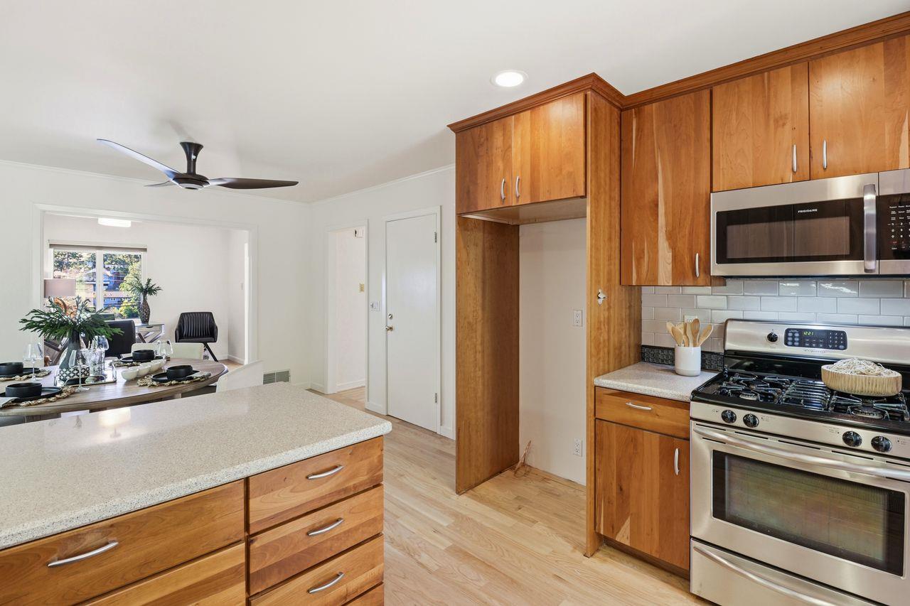 Detail Gallery Image 13 of 60 For 574 Wellington Dr, San Carlos,  CA 94070 - 3 Beds | 2 Baths