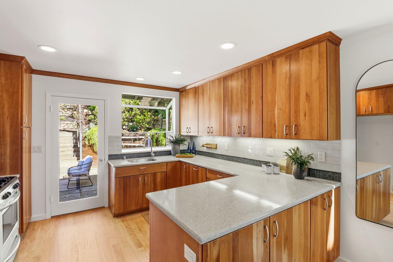 Detail Gallery Image 6 of 60 For 574 Wellington Dr, San Carlos,  CA 94070 - 3 Beds | 2 Baths