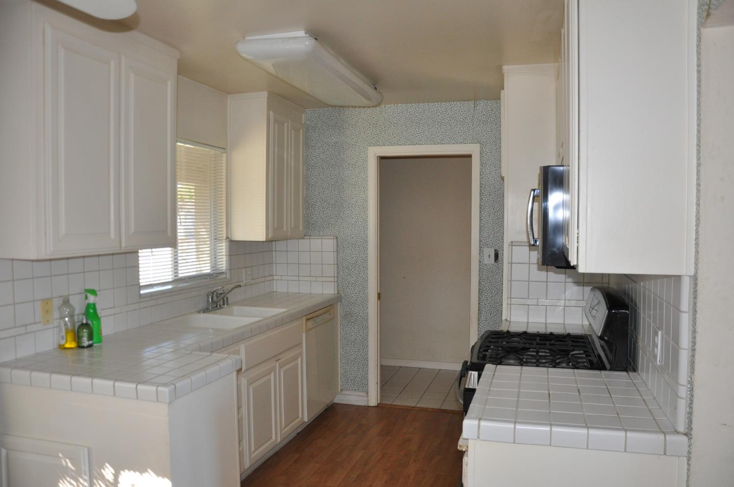 Detail Gallery Image 4 of 16 For 15104 Bel Escou Dr, San Jose,  CA 95124 - 3 Beds | 1 Baths