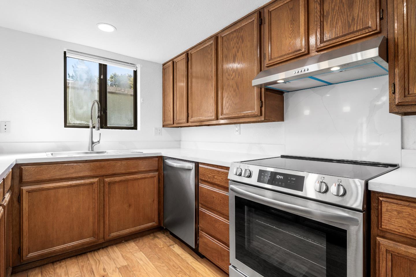 Detail Gallery Image 5 of 31 For 8 Seacliff Dr, Aptos,  CA 95003 - 2 Beds | 2/1 Baths