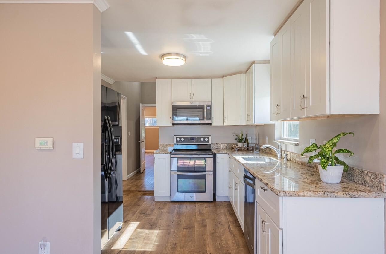 Detail Gallery Image 7 of 35 For 1113 Presidio Blvd, Pacific Grove,  CA 93950 - 3 Beds | 2 Baths