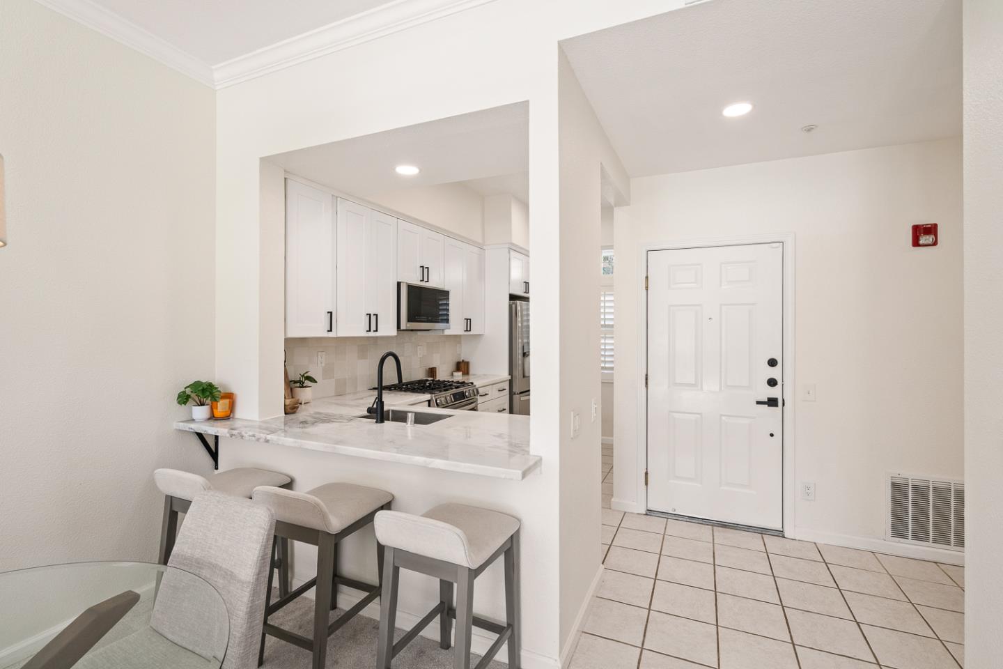 Detail Gallery Image 11 of 39 For 833 Swallowtail Ct, Brisbane,  CA 94005 - 2 Beds | 2 Baths