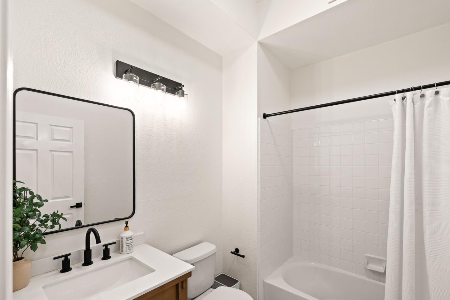 Detail Gallery Image 16 of 39 For 833 Swallowtail Ct, Brisbane,  CA 94005 - 2 Beds | 2 Baths