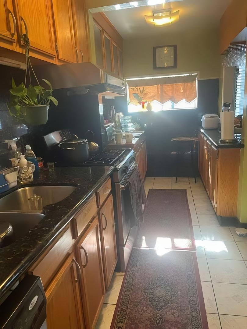 Detail Gallery Image 4 of 4 For 1722 Bay St, Alameda,  CA 94501 - 4 Beds | 3 Baths