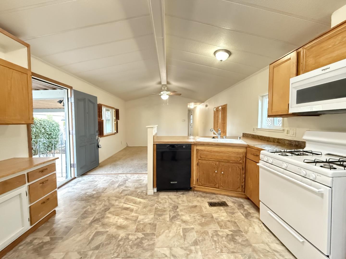 Detail Gallery Image 10 of 19 For 1556 Crown Rd #1556,  Petaluma,  CA 94954 - 2 Beds | 1 Baths