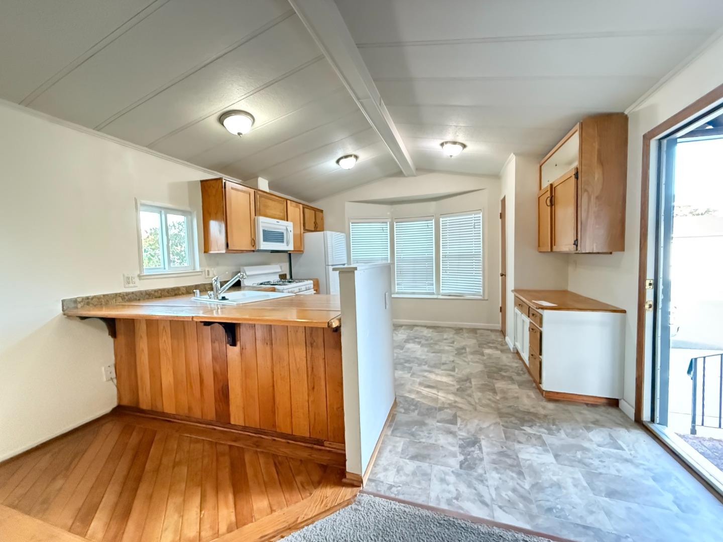 Detail Gallery Image 7 of 19 For 1556 Crown Rd #1556,  Petaluma,  CA 94954 - 2 Beds | 1 Baths