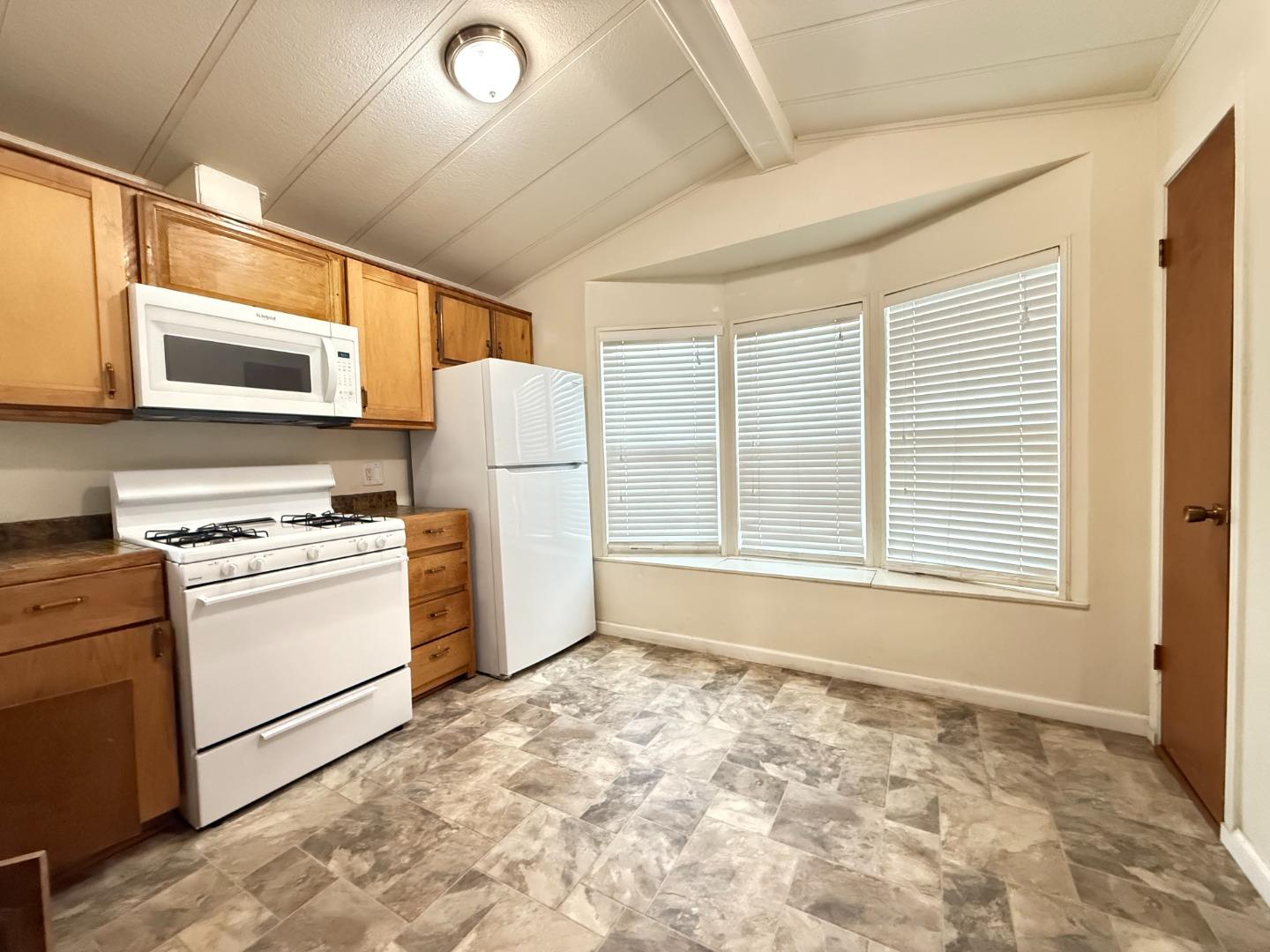 Detail Gallery Image 8 of 19 For 1556 Crown Rd #1556,  Petaluma,  CA 94954 - 2 Beds | 1 Baths