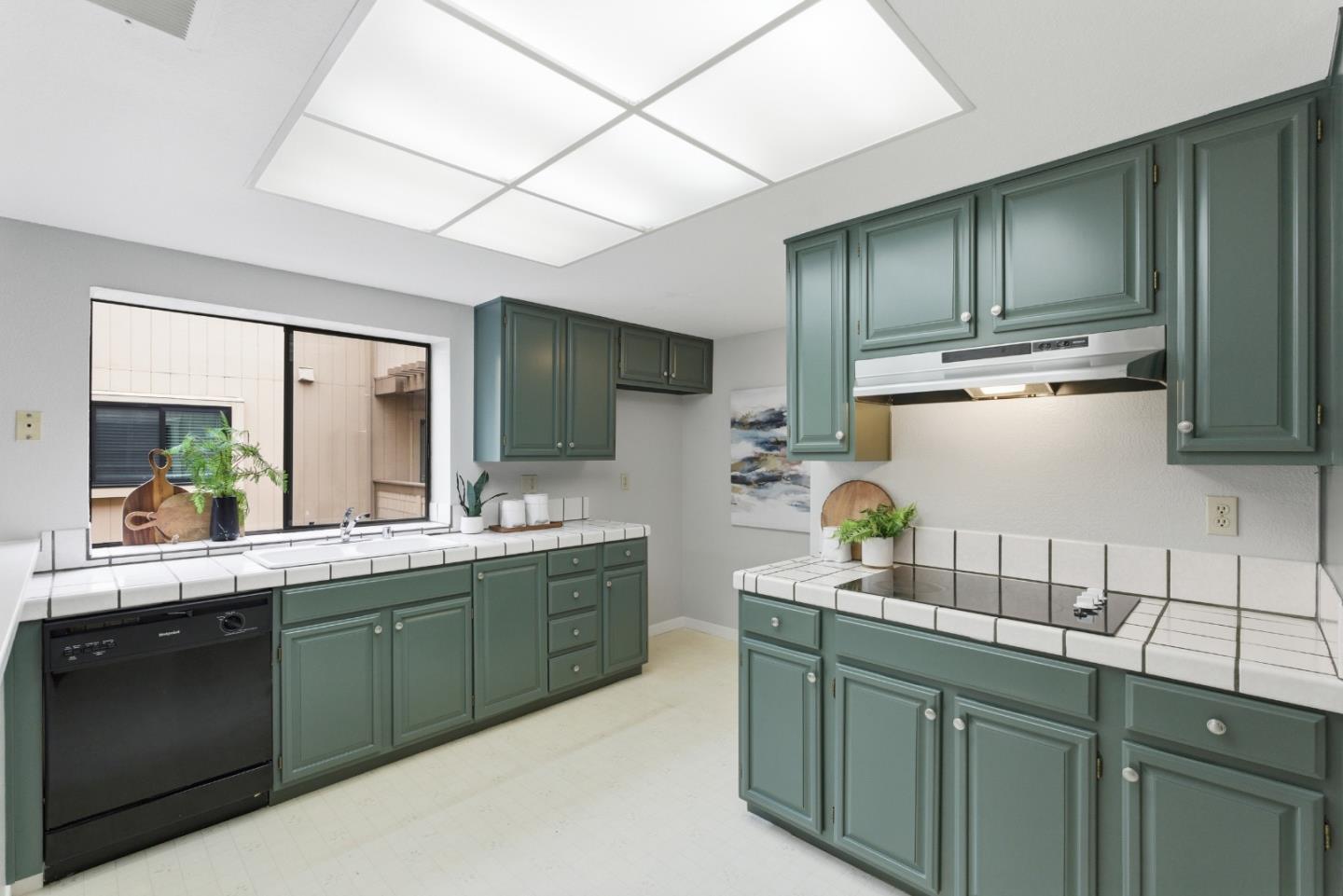 Detail Gallery Image 8 of 28 For 16145 Loretta Ln, Los Gatos,  CA 95032 - 2 Beds | 2/1 Baths