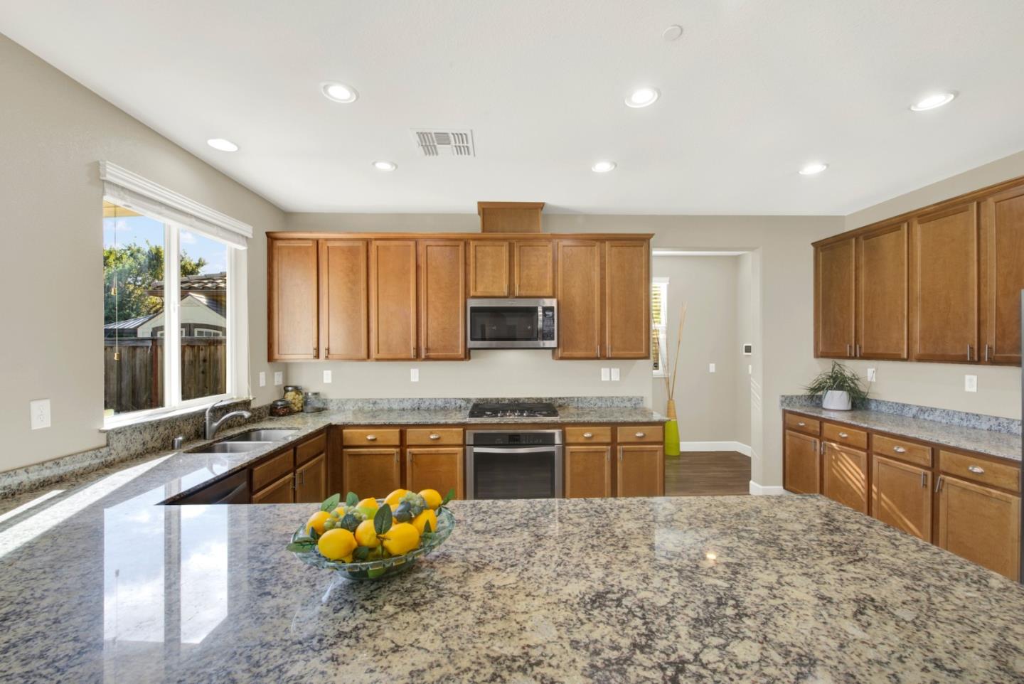 Detail Gallery Image 13 of 36 For 307 Maverick Dr, Vacaville,  CA 95687 - 4 Beds | 2/1 Baths