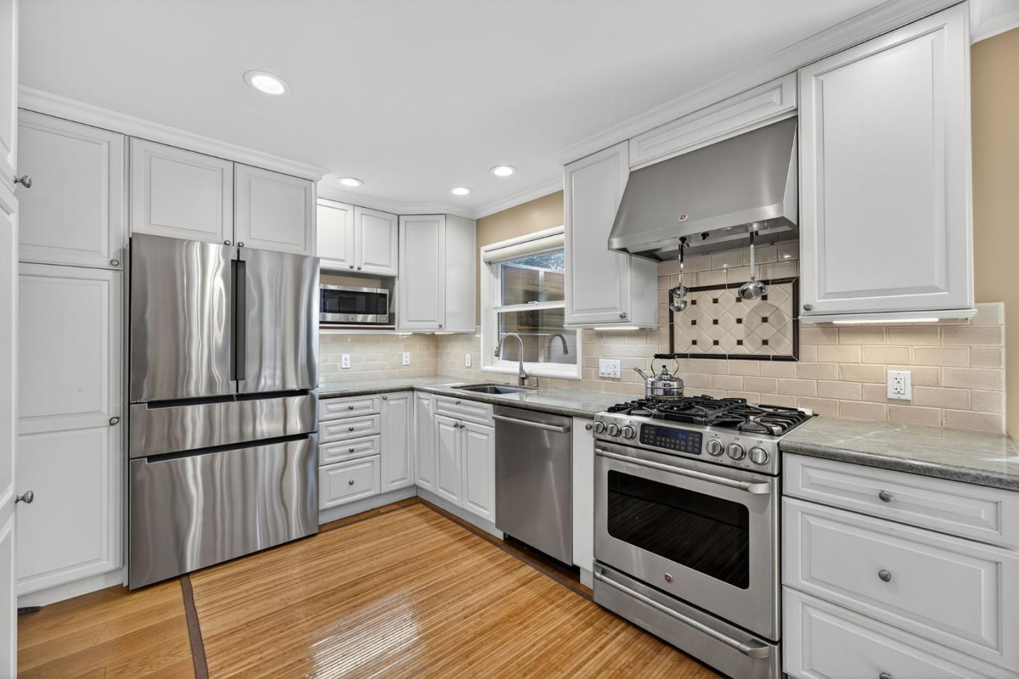 Detail Gallery Image 13 of 42 For 1318 Huron Ave, San Mateo,  CA 94401 - 4 Beds | 2 Baths