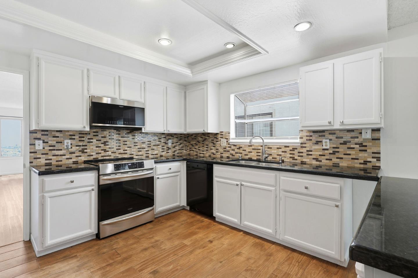 Detail Gallery Image 11 of 31 For 17 Vista Ct, South San Francisco,  CA 94080 - 4 Beds | 2 Baths