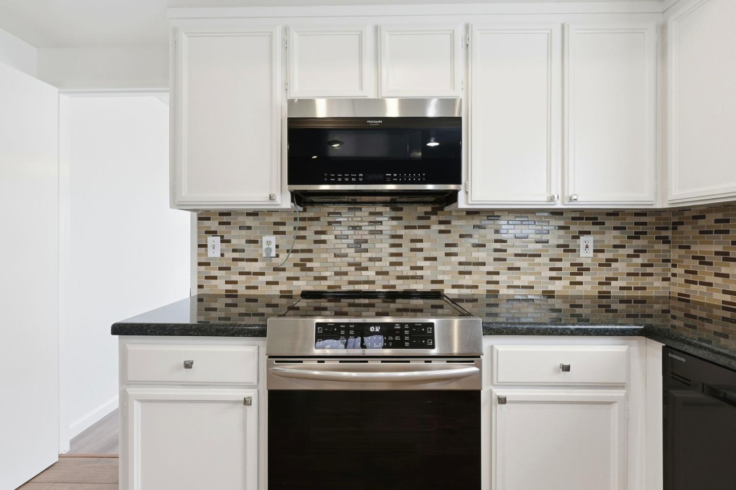 Detail Gallery Image 12 of 31 For 17 Vista Ct, South San Francisco,  CA 94080 - 4 Beds | 2 Baths