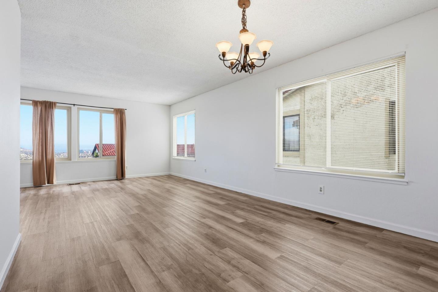 Detail Gallery Image 14 of 31 For 17 Vista Ct, South San Francisco,  CA 94080 - 4 Beds | 2 Baths