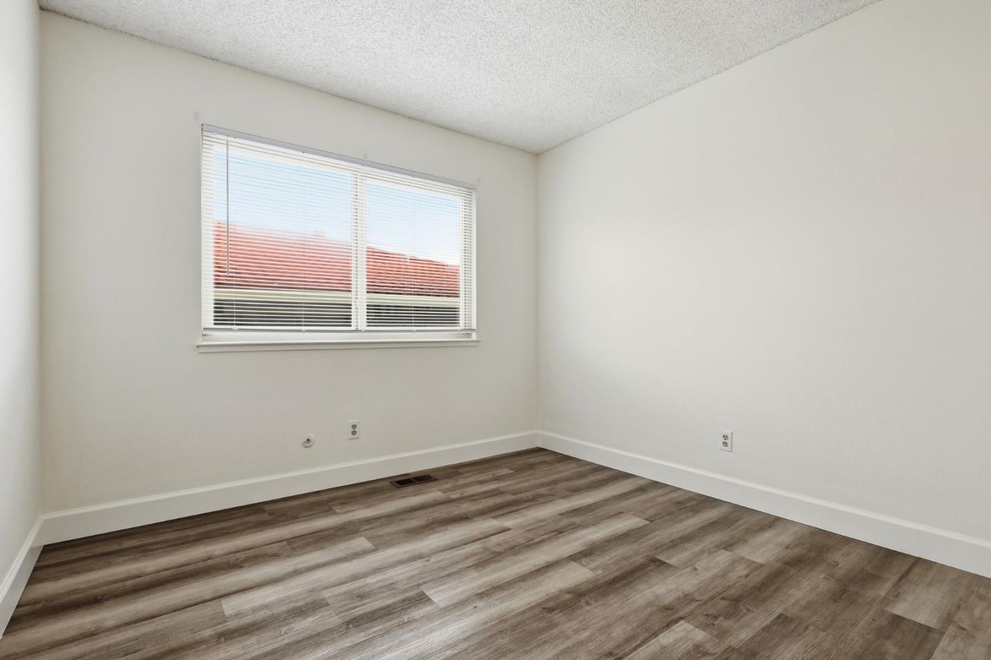 Detail Gallery Image 17 of 31 For 17 Vista Ct, South San Francisco,  CA 94080 - 4 Beds | 2 Baths