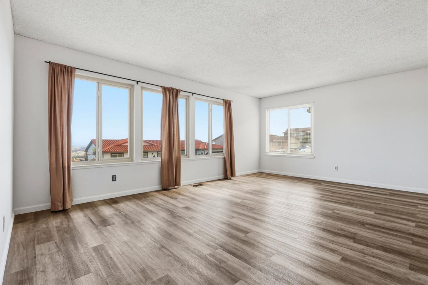 Detail Gallery Image 5 of 31 For 17 Vista Ct, South San Francisco,  CA 94080 - 4 Beds | 2 Baths