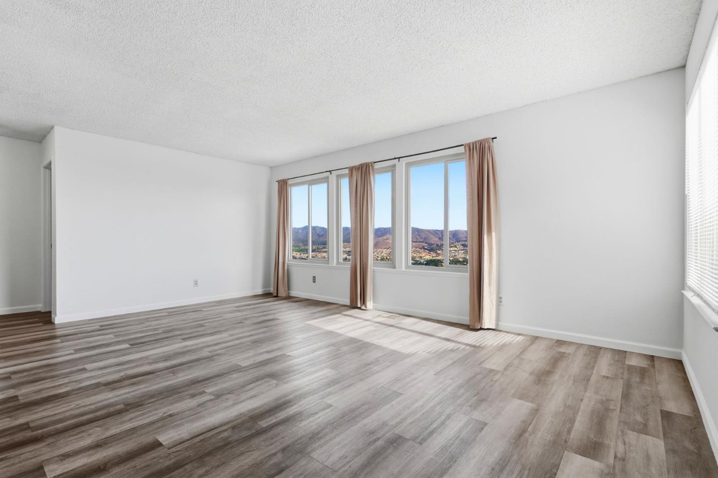 Detail Gallery Image 7 of 31 For 17 Vista Ct, South San Francisco,  CA 94080 - 4 Beds | 2 Baths