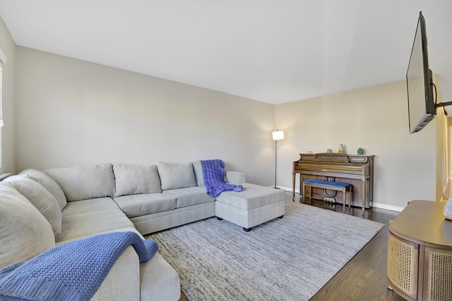 Detail Gallery Image 5 of 39 For 760 Welburn Ave, Gilroy,  CA 95020 - 5 Beds | 3 Baths