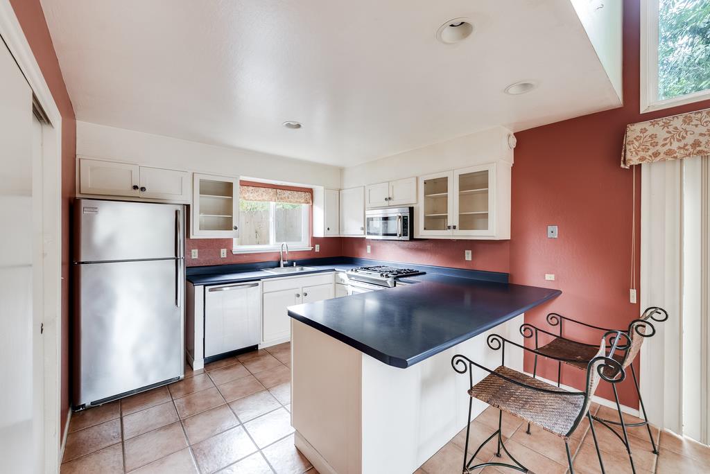 Detail Gallery Image 6 of 9 For 208 Spreckels Dr, Aptos,  CA 95003 - 3 Beds | 2 Baths