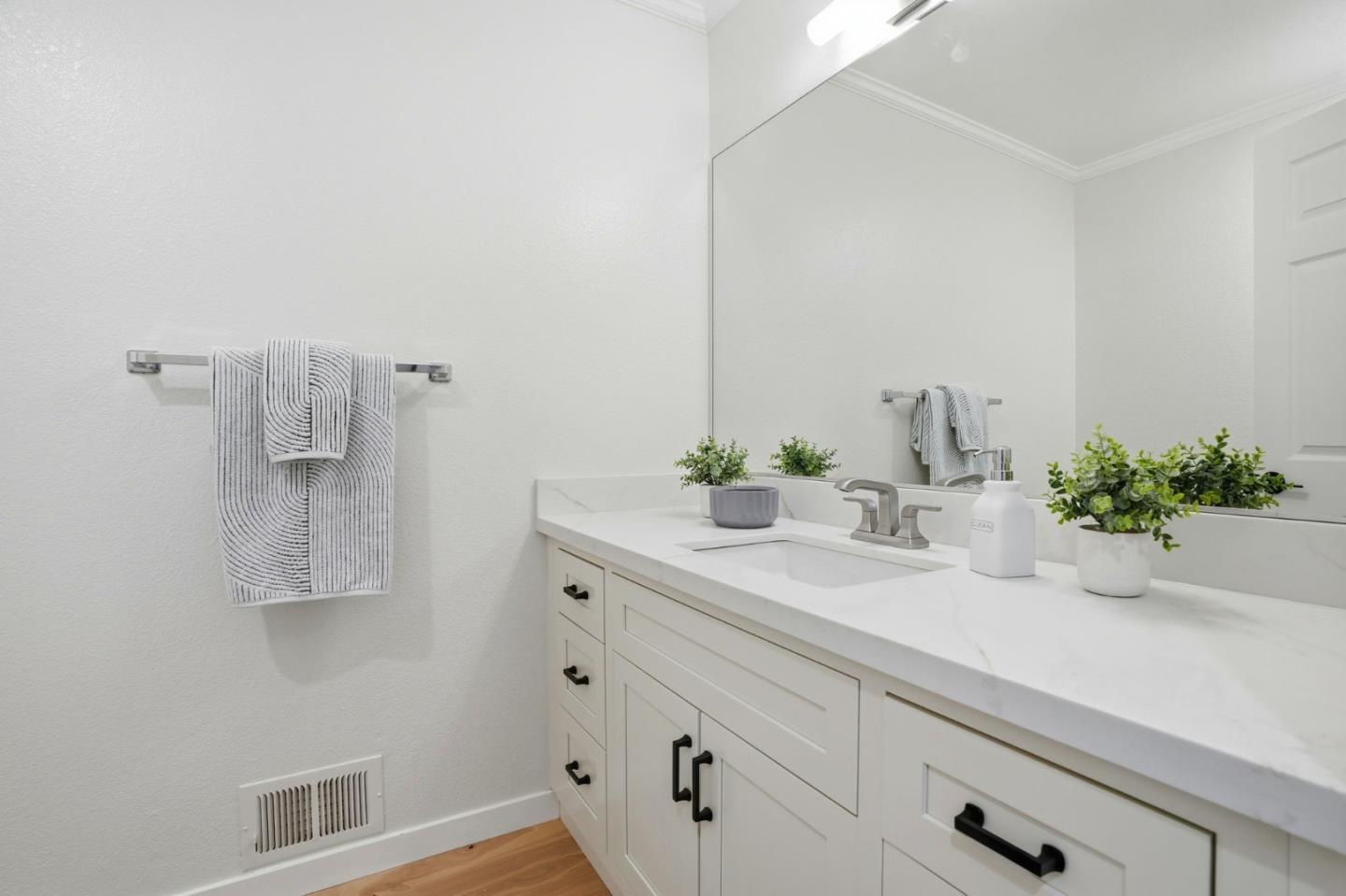 Detail Gallery Image 29 of 41 For 119 Mesa Verde Way, San Carlos,  CA 94070 - 3 Beds | 2/1 Baths