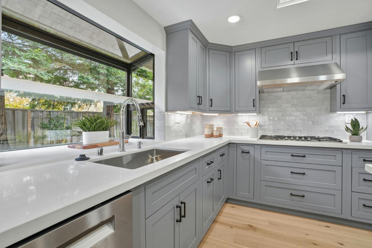 Detail Gallery Image 9 of 41 For 119 Mesa Verde Way, San Carlos,  CA 94070 - 3 Beds | 2/1 Baths