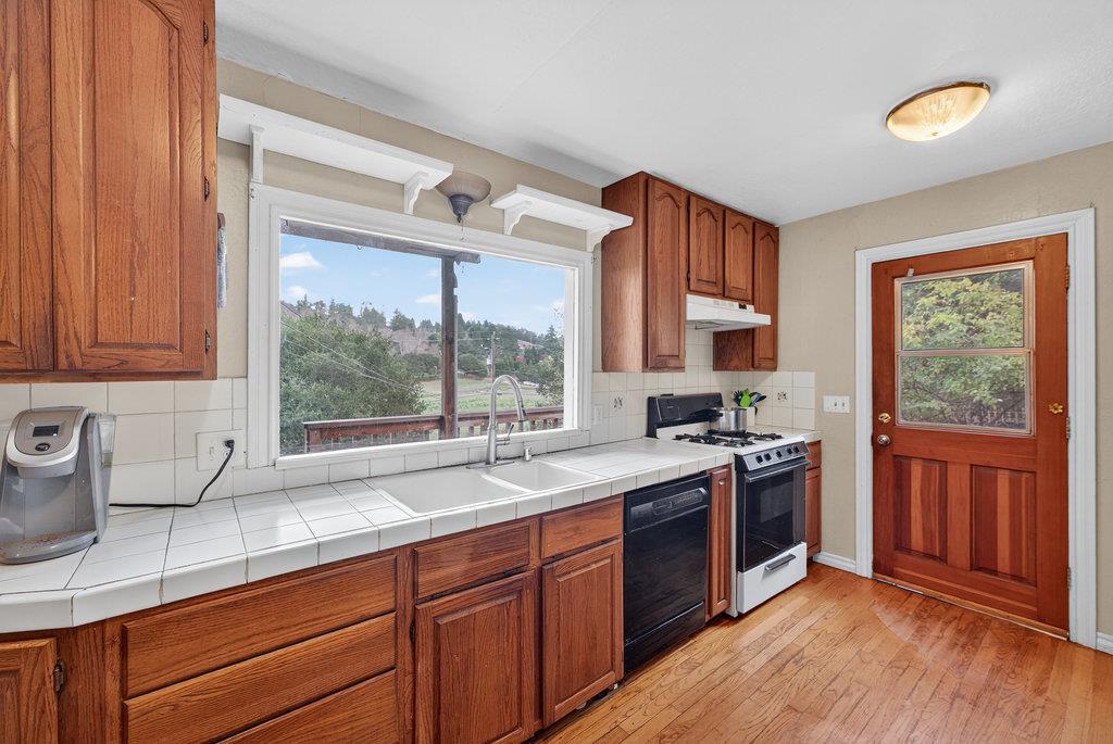 Detail Gallery Image 8 of 34 For 885 Larkin Valley Rd, Watsonville,  CA 95076 - 2 Beds | 2 Baths