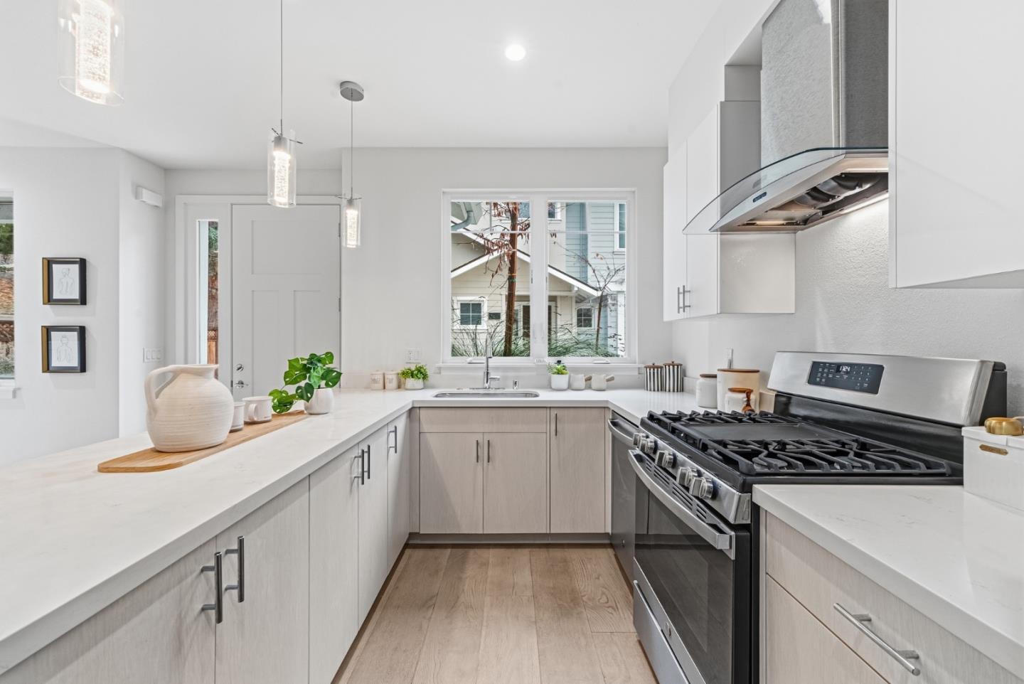 Detail Gallery Image 11 of 34 For 139 Flynn Ave, Mountain View,  CA 94043 - 3 Beds | 3/1 Baths