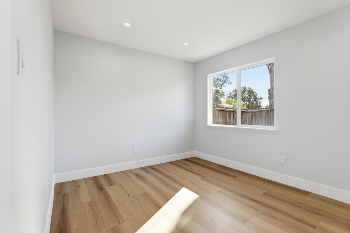 Detail Gallery Image 13 of 32 For 1361 Hillcrest Rd, Hollister,  CA 95023 - 3 Beds | 2 Baths