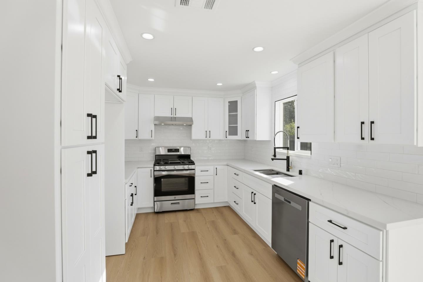 Detail Gallery Image 6 of 32 For 1361 Hillcrest Rd, Hollister,  CA 95023 - 3 Beds | 2 Baths