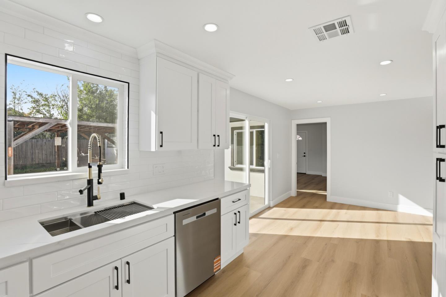 Detail Gallery Image 9 of 32 For 1361 Hillcrest Rd, Hollister,  CA 95023 - 3 Beds | 2 Baths