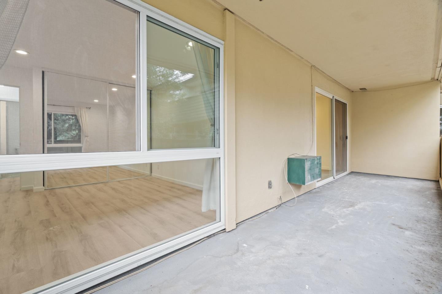 Detail Gallery Image 13 of 28 For 1033 Crestview Dr #207,  Mountain View,  CA 94040 - 2 Beds | 2 Baths