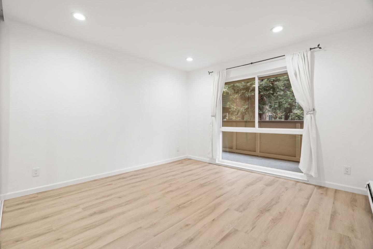 Detail Gallery Image 14 of 28 For 1033 Crestview Dr #207,  Mountain View,  CA 94040 - 2 Beds | 2 Baths