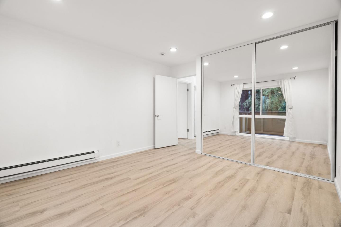 Detail Gallery Image 15 of 28 For 1033 Crestview Dr #207,  Mountain View,  CA 94040 - 2 Beds | 2 Baths