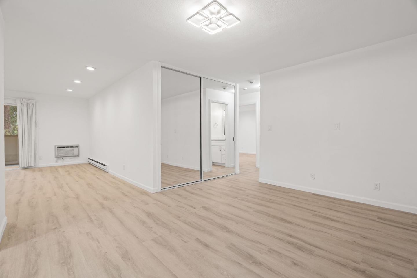 Detail Gallery Image 3 of 28 For 1033 Crestview Dr #207,  Mountain View,  CA 94040 - 2 Beds | 2 Baths