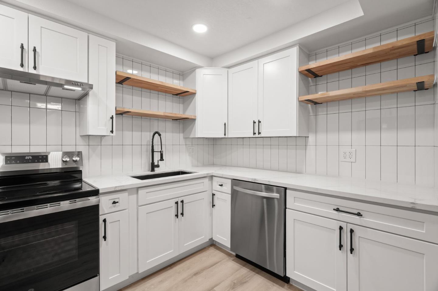 Detail Gallery Image 5 of 28 For 1033 Crestview Dr #207,  Mountain View,  CA 94040 - 2 Beds | 2 Baths