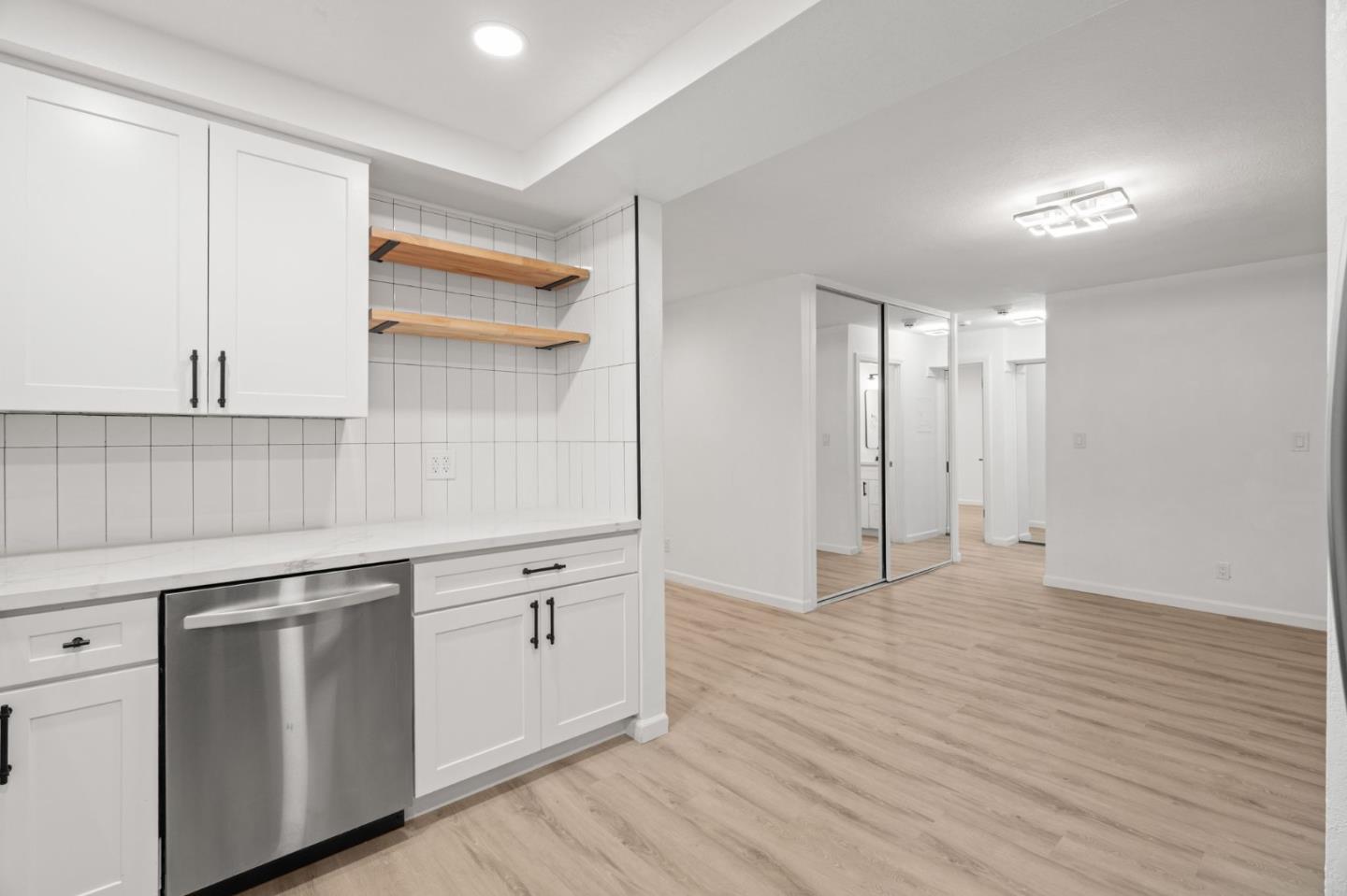 Detail Gallery Image 7 of 28 For 1033 Crestview Dr #207,  Mountain View,  CA 94040 - 2 Beds | 2 Baths