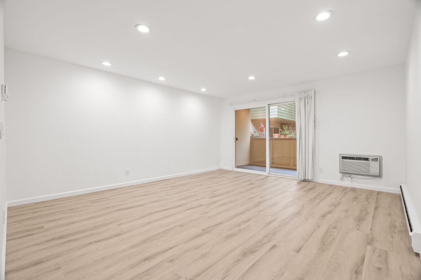 Detail Gallery Image 9 of 28 For 1033 Crestview Dr #207,  Mountain View,  CA 94040 - 2 Beds | 2 Baths