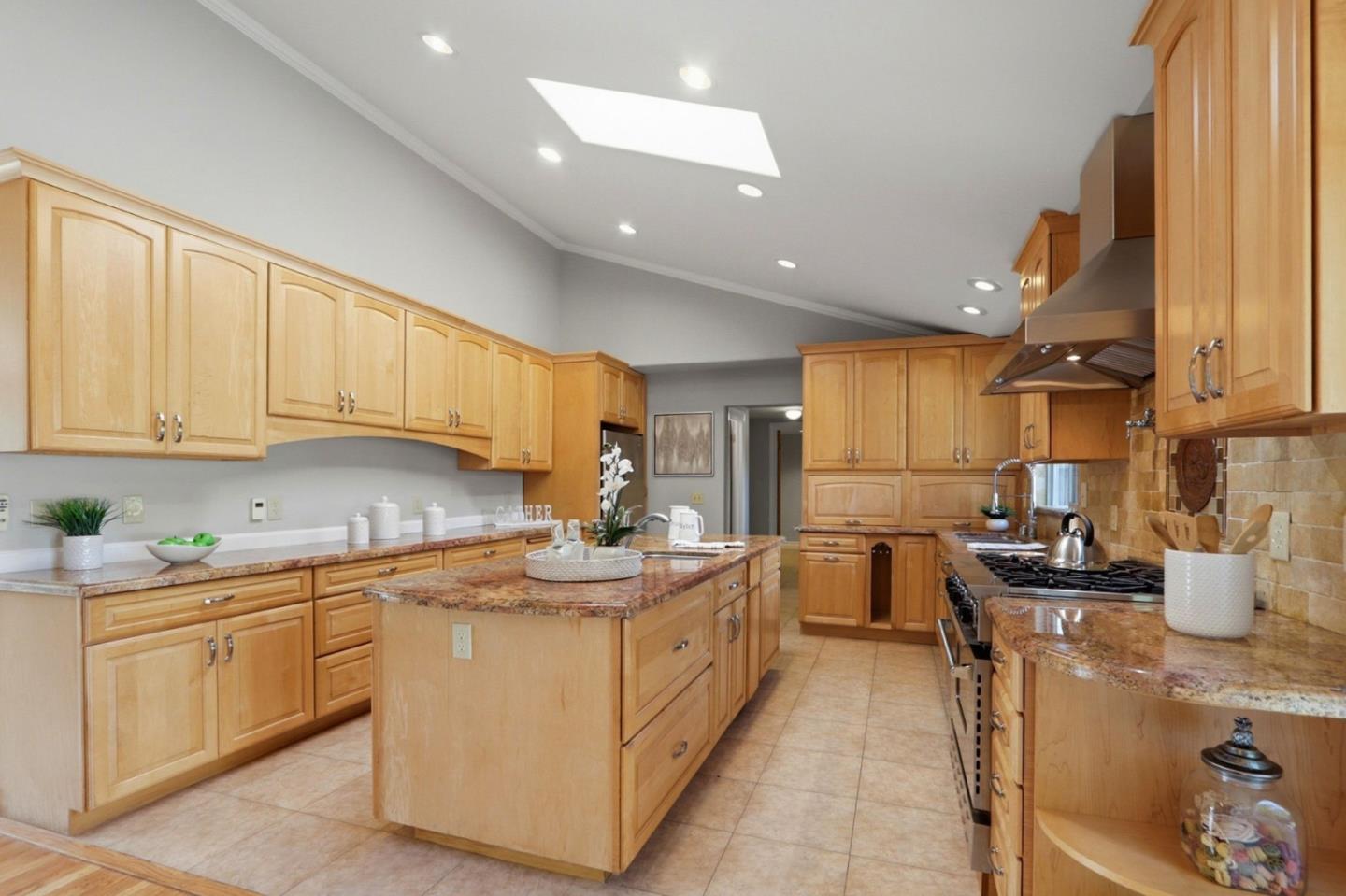 Detail Gallery Image 25 of 118 For 12387 Stonebrook Dr, Los Altos Hills,  CA 94022 - 5 Beds | 3/1 Baths