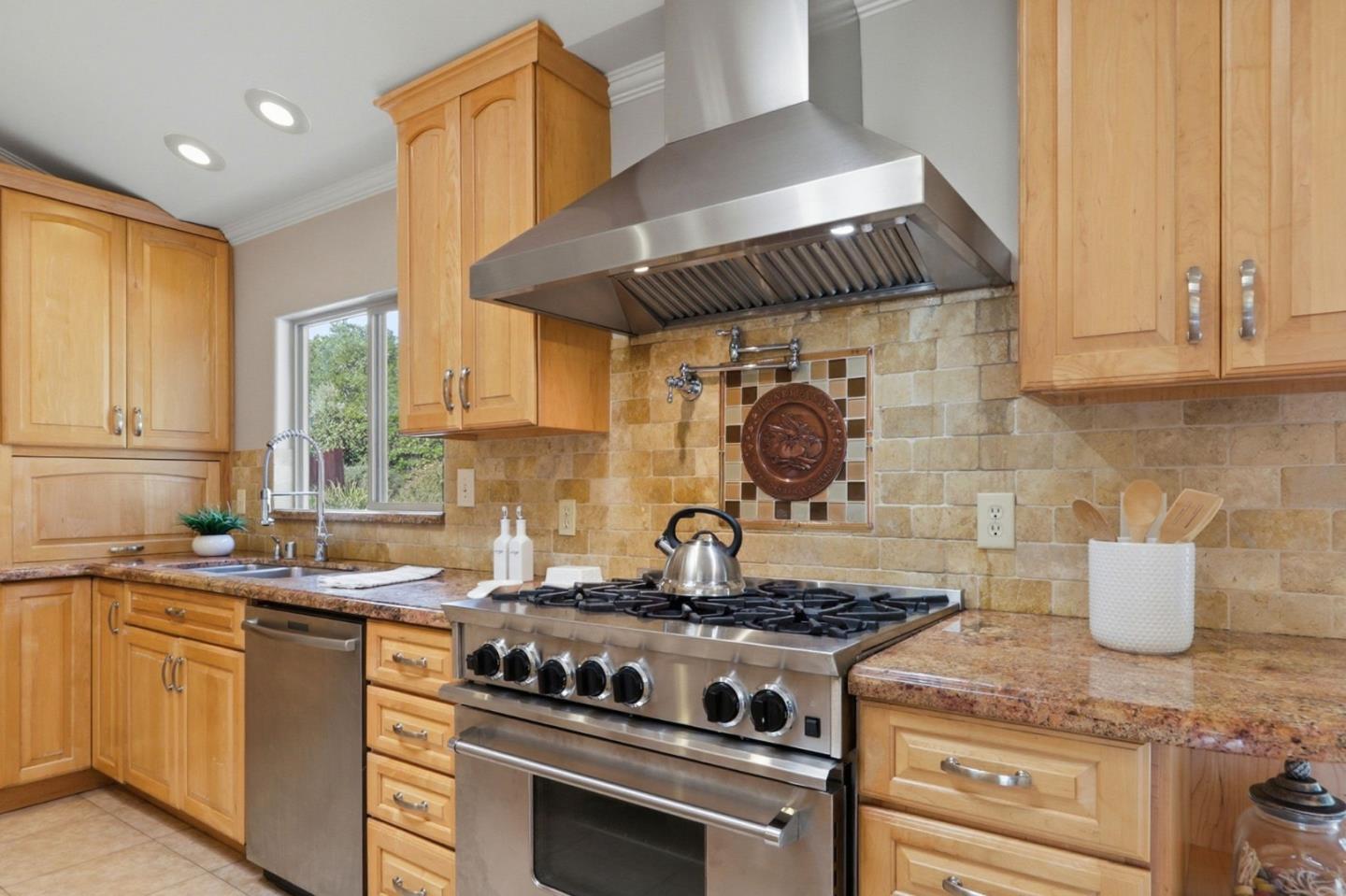 Detail Gallery Image 27 of 118 For 12387 Stonebrook Dr, Los Altos Hills,  CA 94022 - 5 Beds | 3/1 Baths