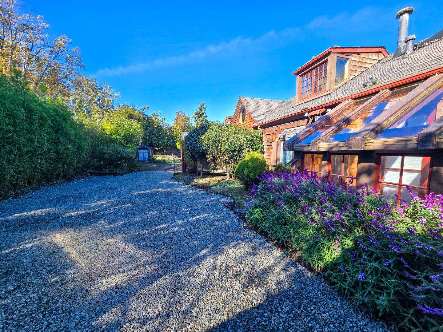 Detail Gallery Image 3 of 69 For 1009 Miramontes St, Half Moon Bay,  CA 94019 - 3 Beds | 4 Baths