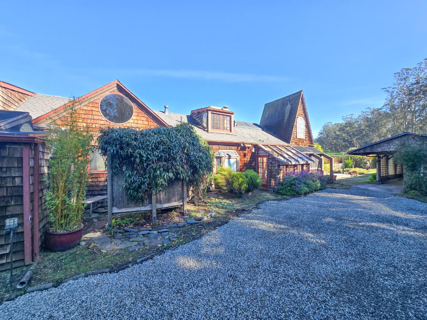 Detail Gallery Image 4 of 69 For 1009 Miramontes St, Half Moon Bay,  CA 94019 - 3 Beds | 4 Baths